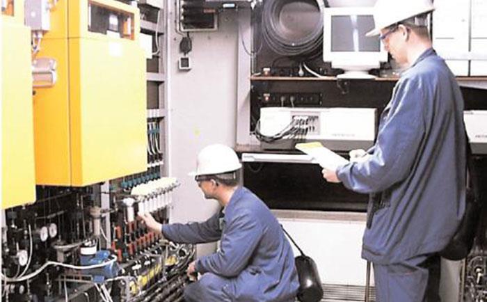 仪表工在现场进行仪表维修-http://m.jczxnmz.cn/tech/1194.html 仪表工在现场进行仪表维修-http://m.jczxnmz.cn/tech/1194.html